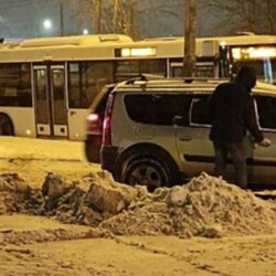 Оттепель в Петербурге спровоцировала массовые аварии и затопление городских улиц