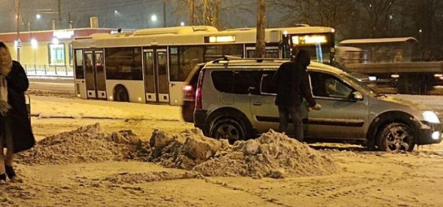 Оттепель в Петербурге спровоцировала массовые аварии и затопление городских улиц