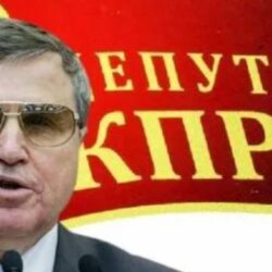 Коммунист с Рублёвки — Как связано выступление депутата Олега Смолина касаемо СВО с пикетами активистов и «посадкой» ректора в Омске?