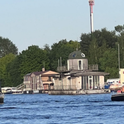 Регата ЧВК «Вагнер»: у Крестовского острова в Петербурге заметили яхты с черными парусами